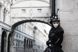 Enmascarada junto al Puente de los Suspiros en Venecia