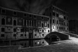 Palacio veneciano en la oscuridad de la noche