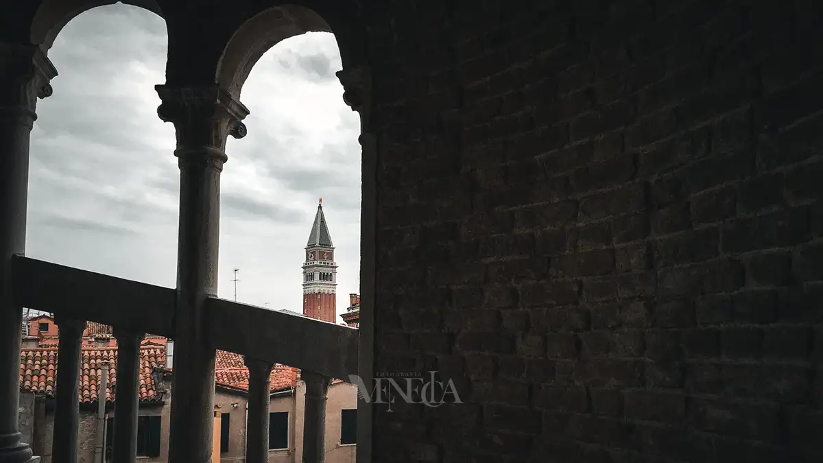 Campanile de Venecia visto desde la Scala del Bovolo