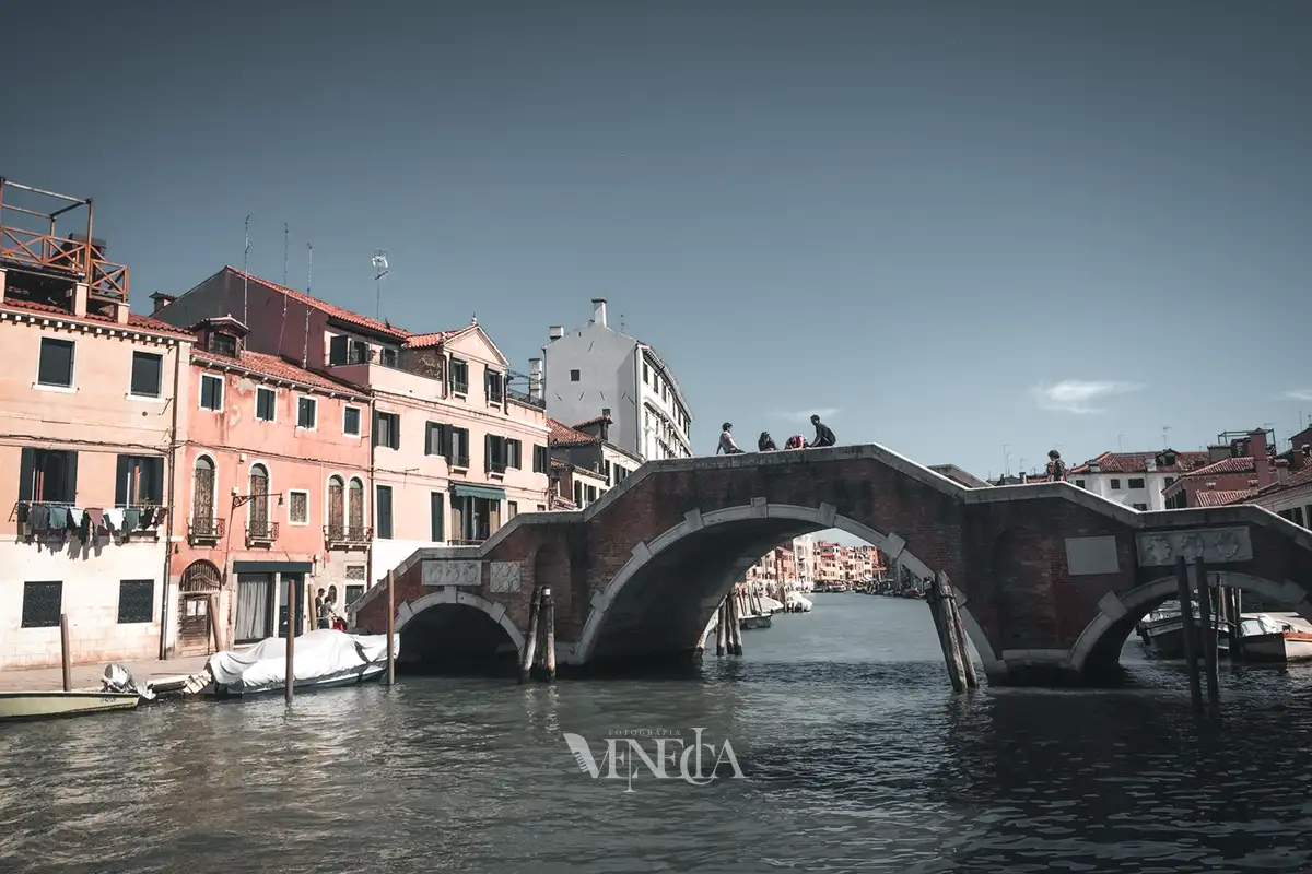 Puente de tres arcos en Venecia
