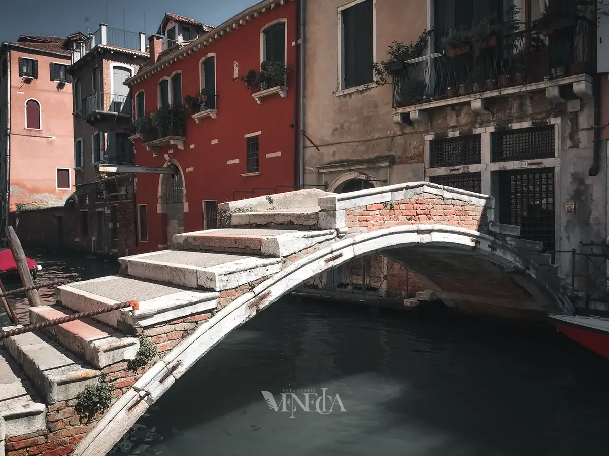 Puente sin pasamanos en Venecia