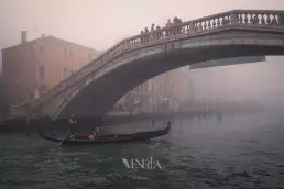 Góndola bajo el Puente de los Descalzos en la niebla