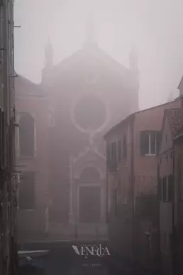 Fachada de la Madonna dell'Orto entre la niebla