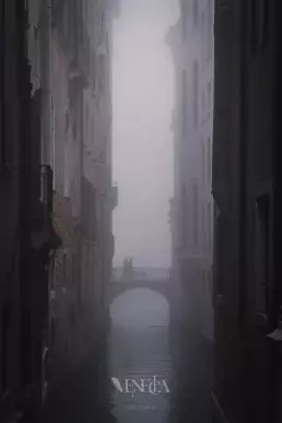 Personas cruzando un puente bajo la niebla en Venecia