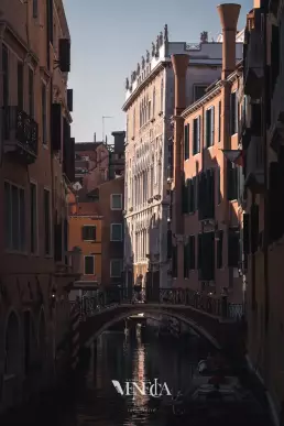 Canal veneciano iluminado por la luz invernal
