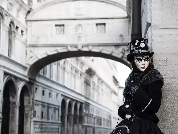 Enmascarada junto al Puente de los Suspiros en Venecia