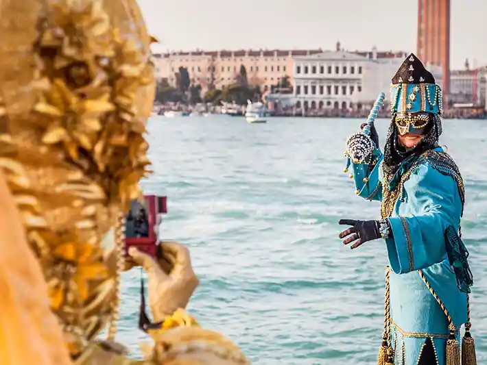 Enmascarado fotografiando en Venecia