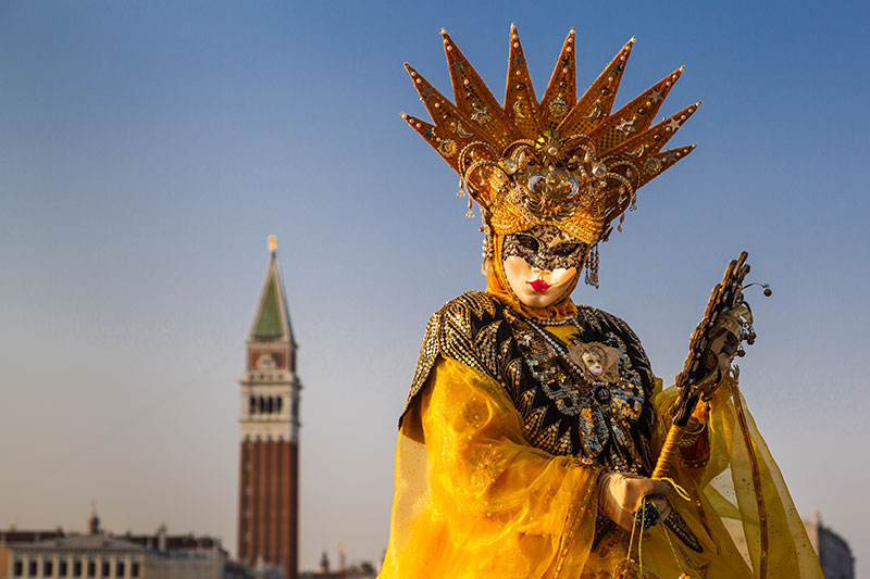 Enmascarada frente al Campanille en Venecia