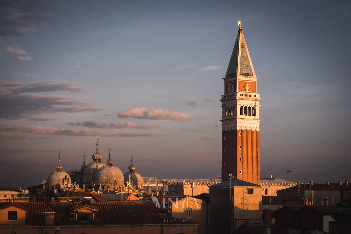 Atardecer sobre el campanile y la basílica de San Marco