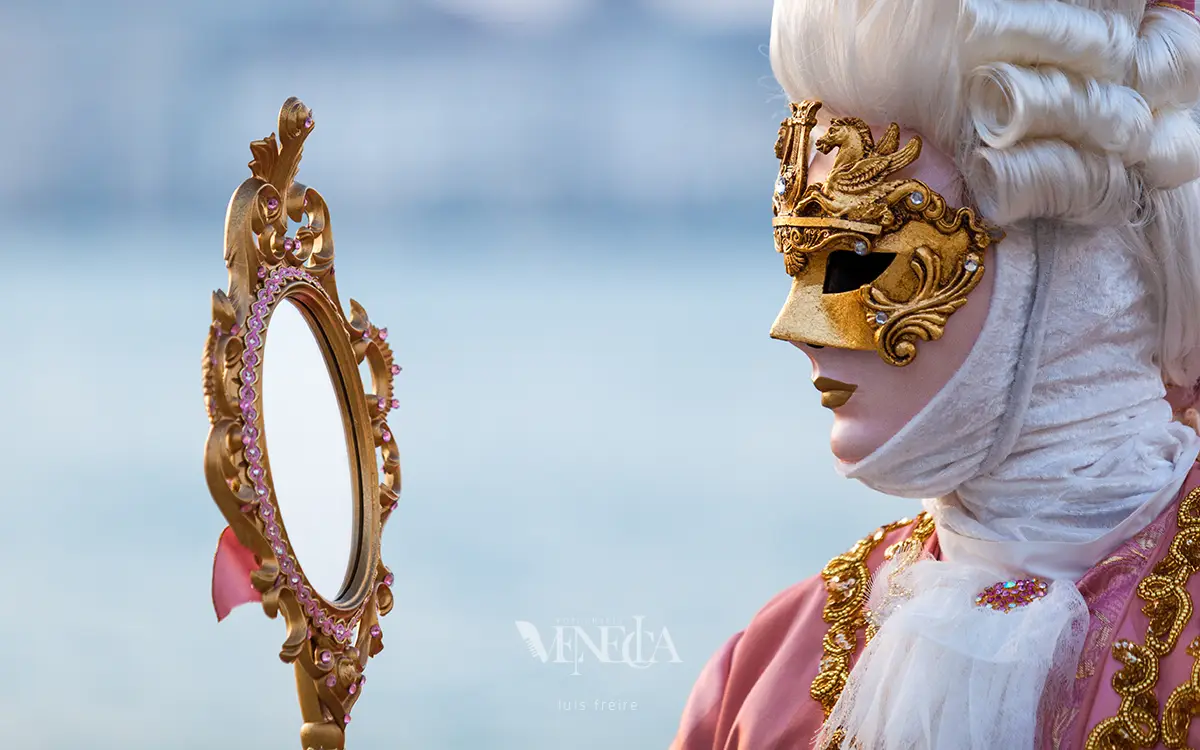Disfrazado en el Carnaval mirando un espejo