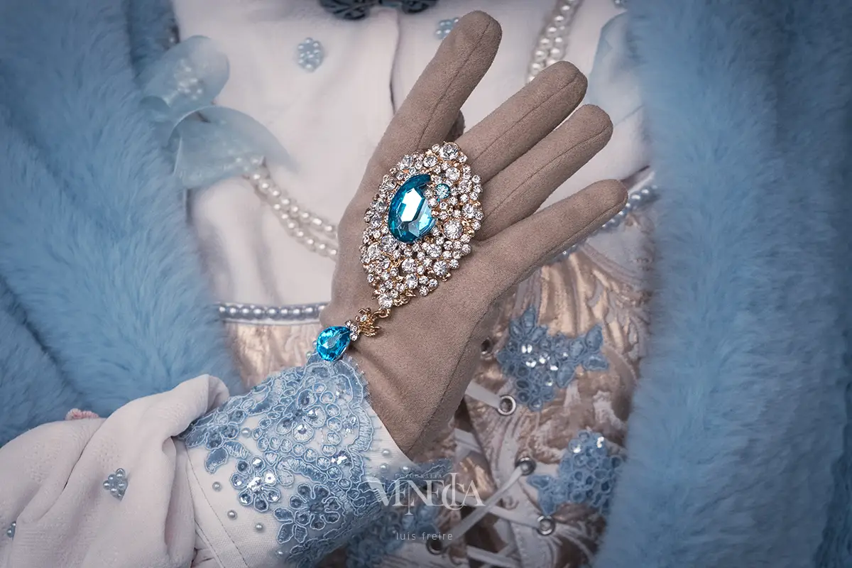 Detalle de anillo azul de un enmascarado veneciano