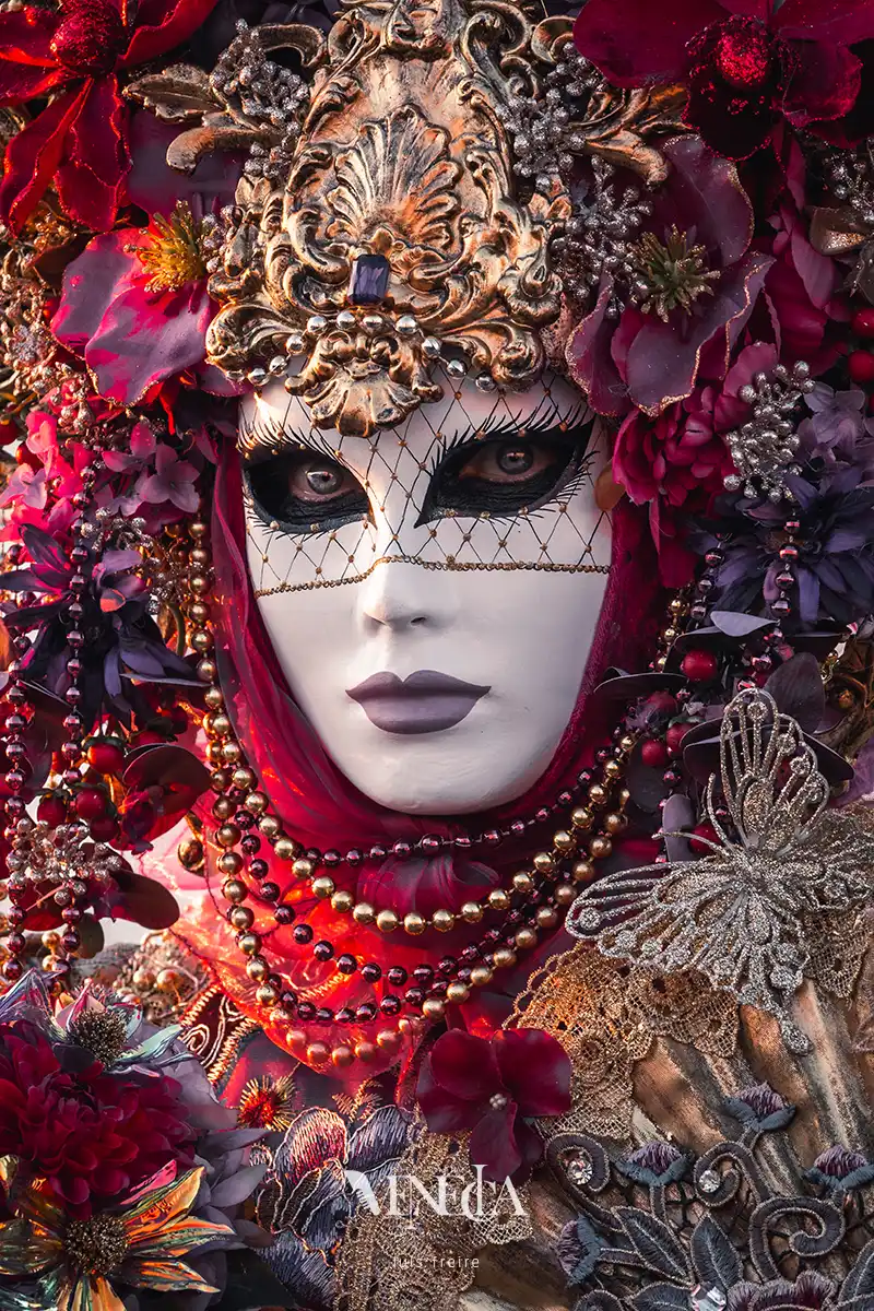 Máscara de carnaval veneciano con detalles rojos
