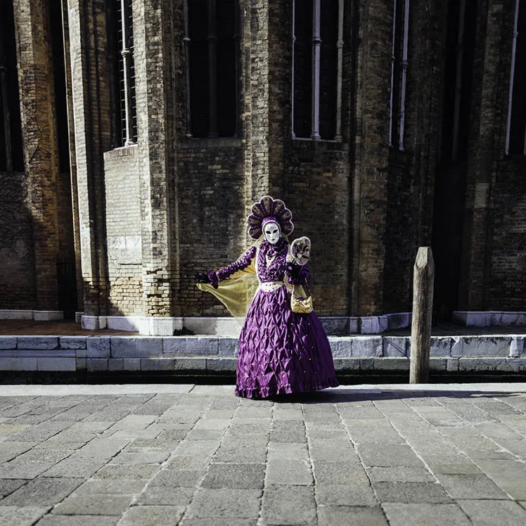 Disfrad de carnaval en Venecia frente a la Abadía de San Gregorio