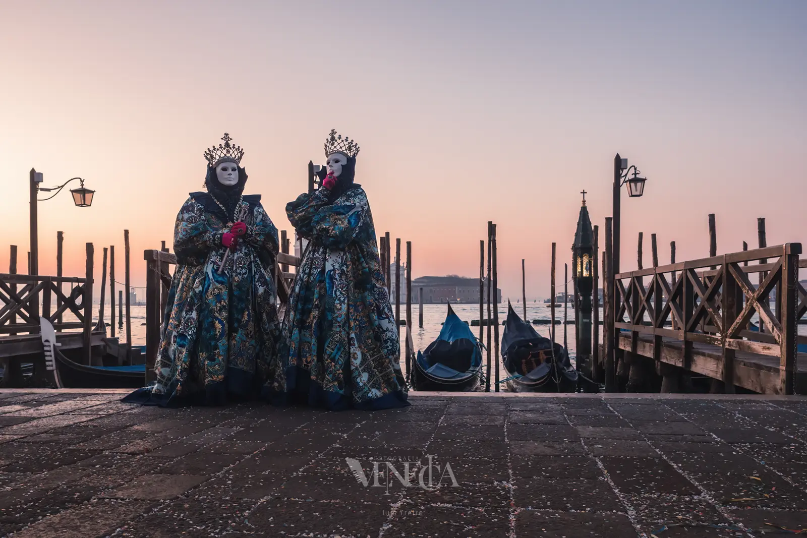 Pareja de enmascarados frente a las gondolas