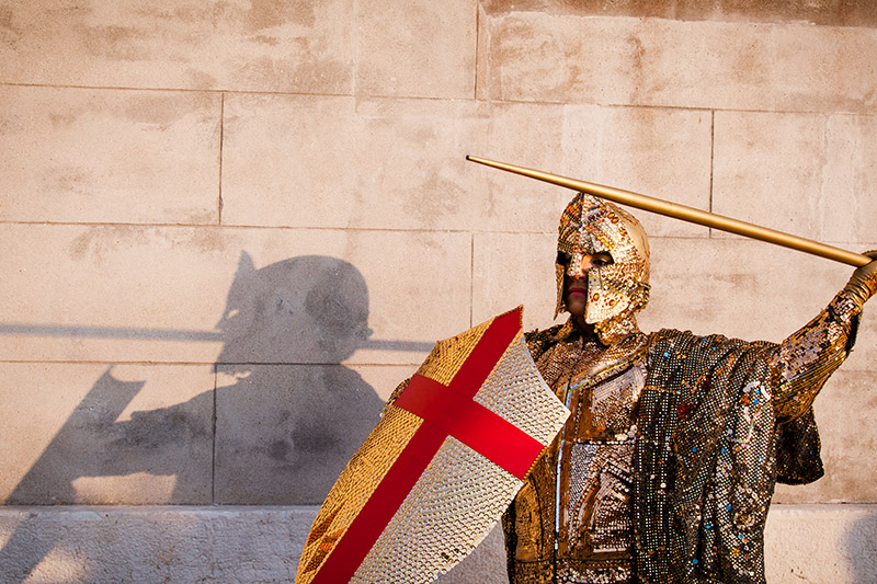 Disfraz de caballero al atardecer en Venecia