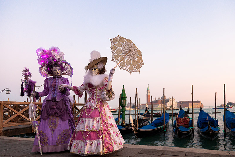 Enmascaradas posando junto a las góndolas en Venecia