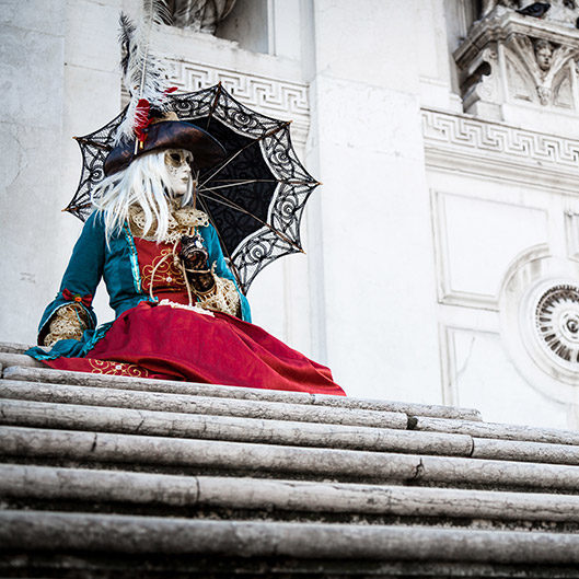 Enmascarada sobre las escaleras de la Iglesia de la Salute