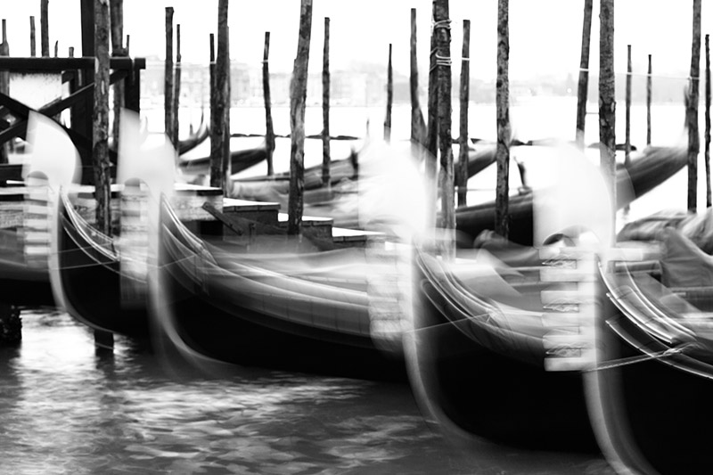 Góndolas en movimiento, blanco y negro