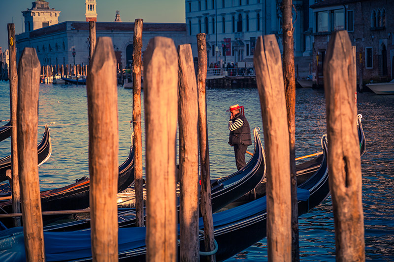 Postes de amarre en el agua, Venecia