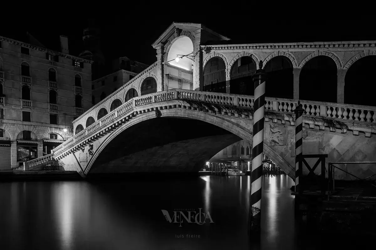 Puente de Rialto durante la noche