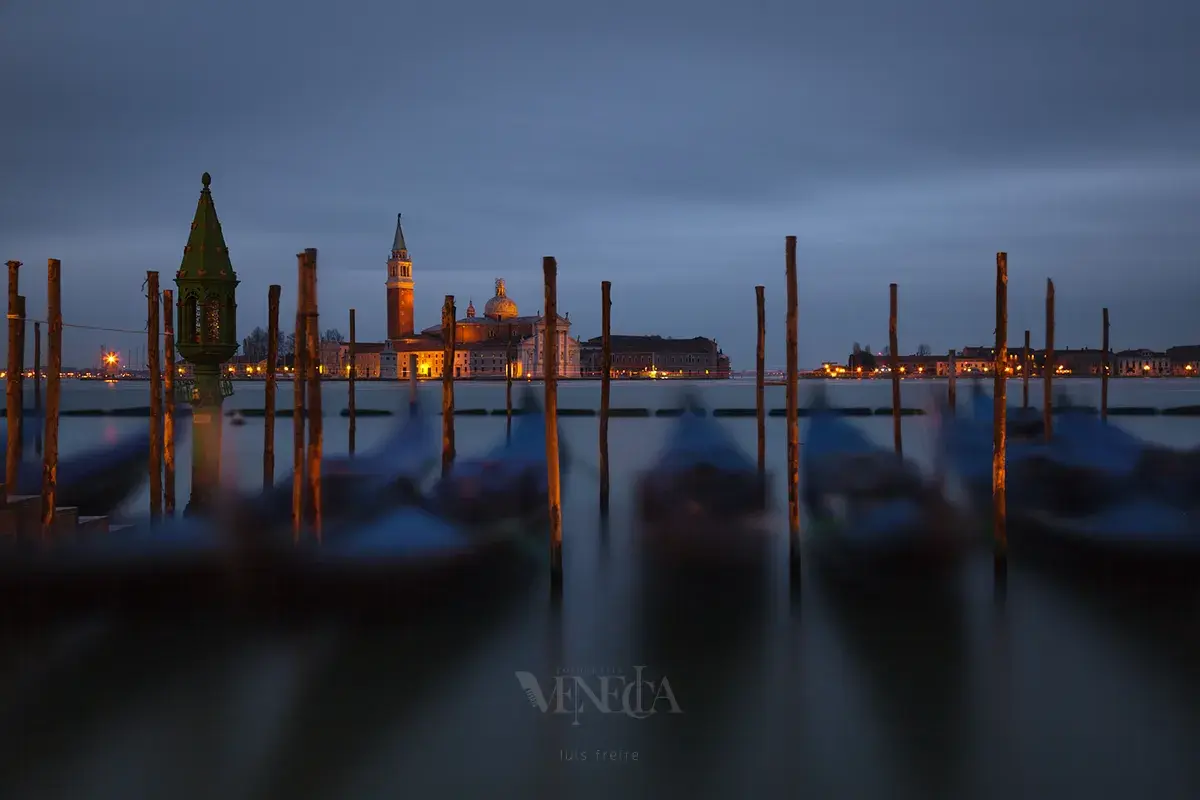 Góndolas amarradas frente a San Giorgio Maggiore al anochecer
