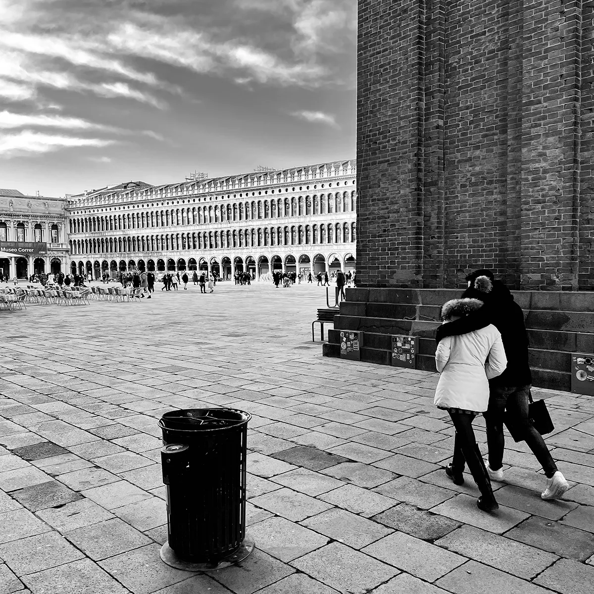 Pareja junto al campanile de San Marco