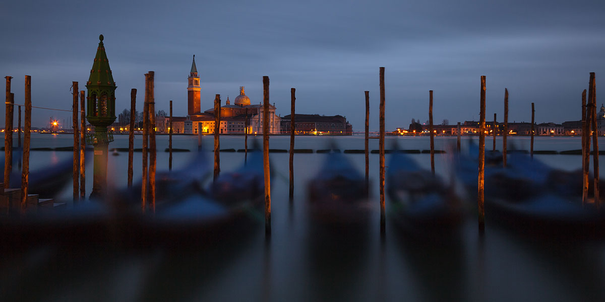 San Giorgio Maggiore y las góndolas amarradas en Venecia